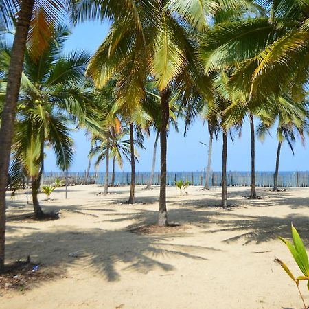 Half Moon Beach Resort Addaippallam Exterior foto
