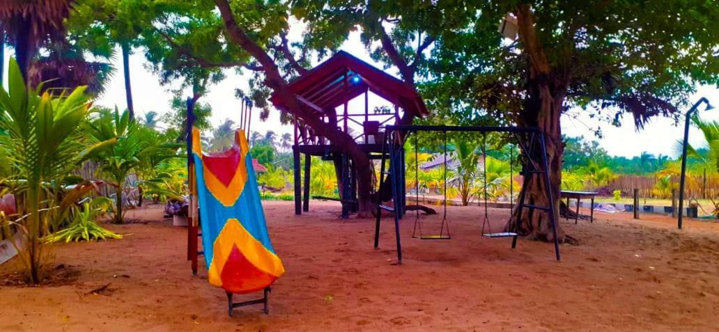 Half Moon Beach Resort Addaippallam Exterior foto